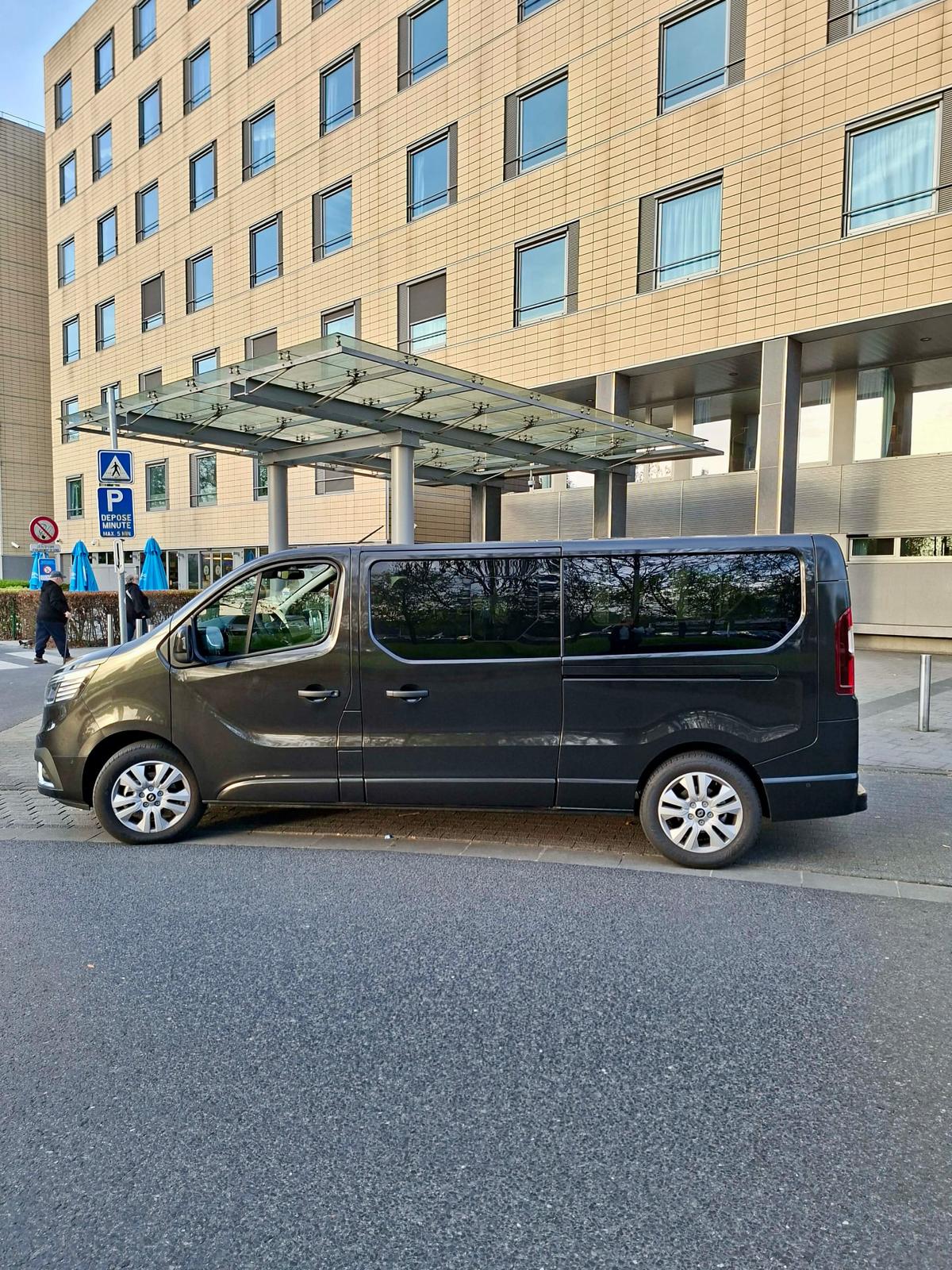 Van LCJ Airport devant un établissement hospitalier