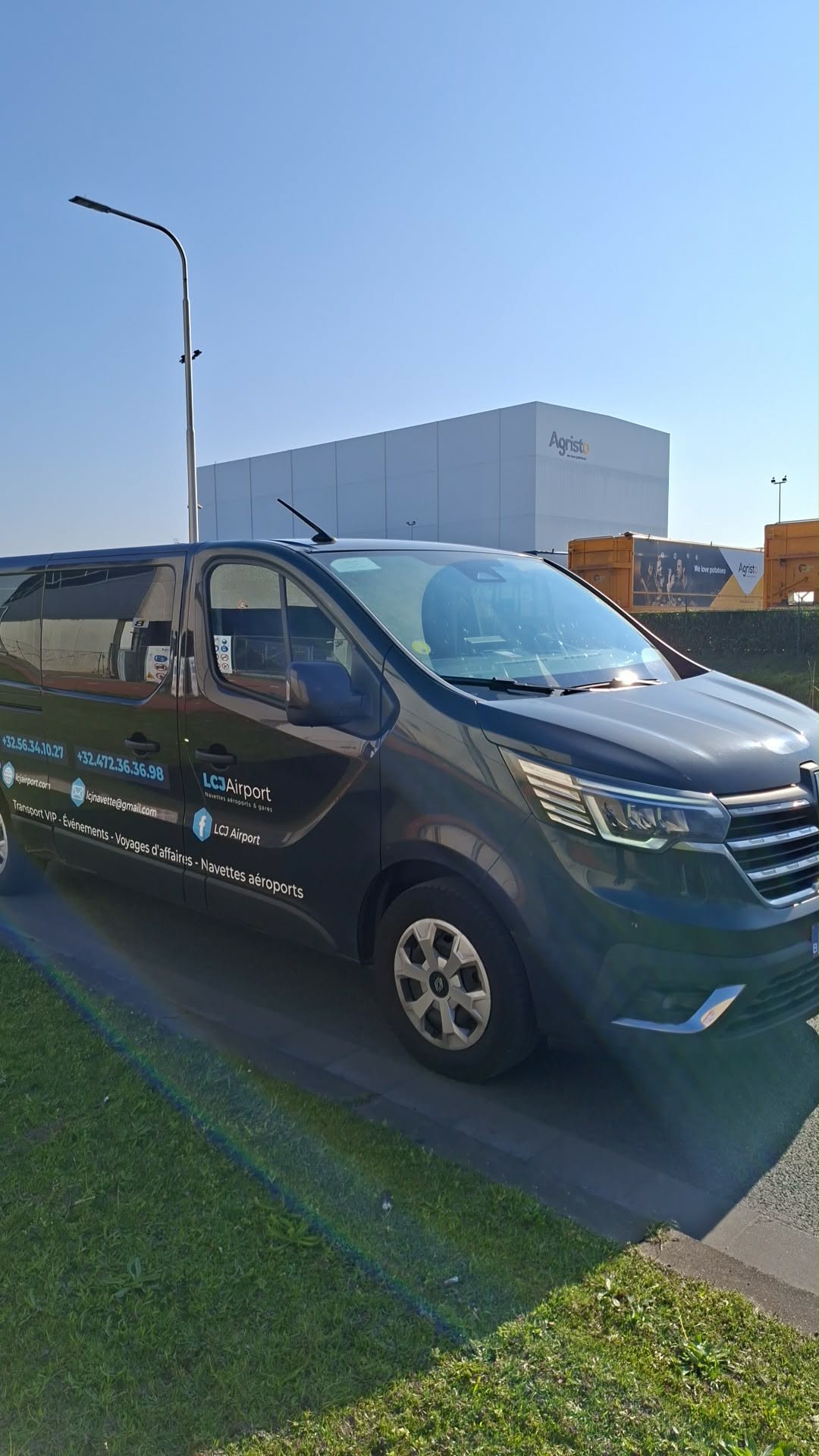 Van LCJ Airport aux couleurs de l'entreprise